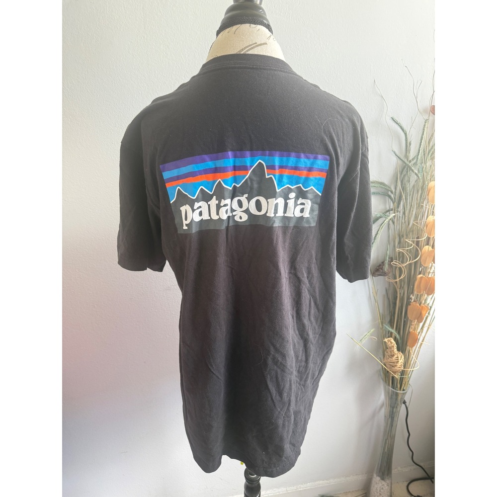 Patagonia Mens P-6 Logo Responsibili-Tee Black Graphic T-Shirt Large Regular Fit